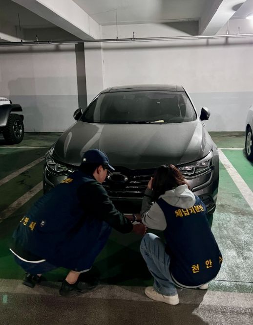 1. 지난 15일 천안시 공무원이 체납 차량 번호판을 영치하고 있다.