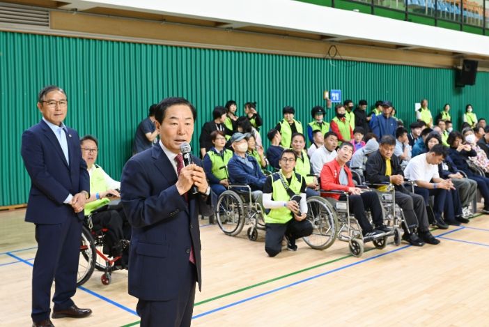 성낙인 창녕군수가 창녕군민체육관에서 열린 장애인 명랑운동회에서 참가자들에게 인사말을 전하고 있다.