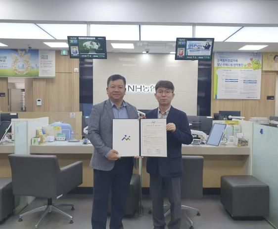 아산시 징수과와 농협출장소가 16일 양성평등 실천 협약을 체결하고 기념촬영을 하고 있다.