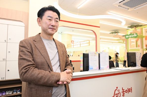 김동근 시장이 ‘아동돌봄 통합센터’를 방문해 운영 상황을 점검하고 있다.