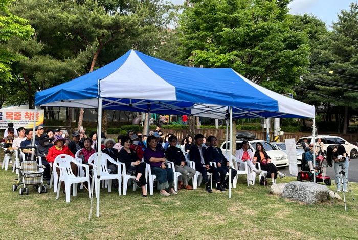 최충규 대전문화관광재단 이사장(사진 앞줄 왼쪽에서 5번째) 및 주민들이 중리동 송애당에서 개최된 ‘봄날 작은 음악회’를 감상하고 있다.