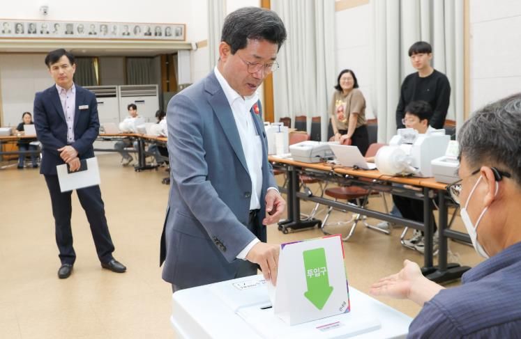 광양시, 제21대 대통령선거 사전투표소 현장점검 완료! - 총무과(사전 점검에 나선 정인화 광양시장)