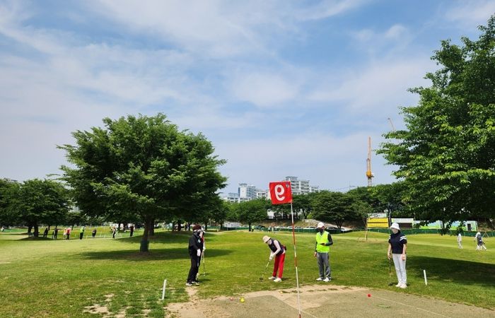 - 제7회 밀양시파크골프협회장배 파크골프대회 경기 장면