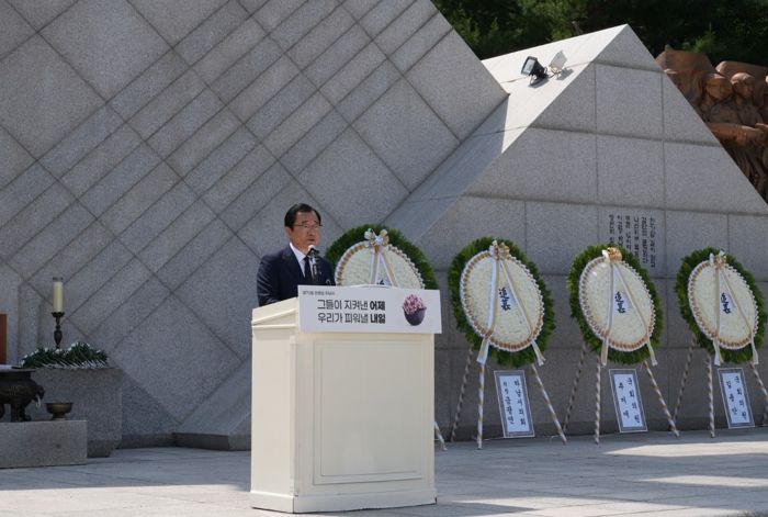 이현재 하남시장이 6일 검단산 현충탑에서 열린 ‘제70회 현충일 추념식’에서 추념사를 하고 있다.