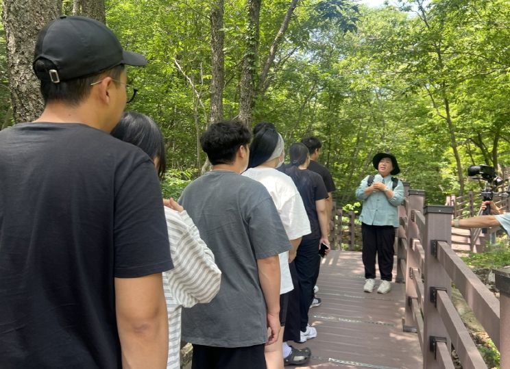 포항시 남북구보건소는 ‘내연산 치유의 숲’에서 숲태교 교실을 운영하고 있다.