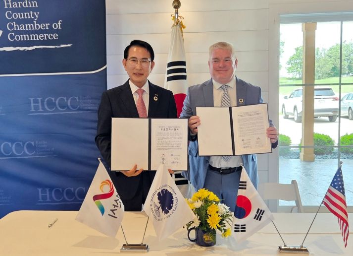 미국 현지 시각으로 11일 엘리자베스타운 상공회의소에서 이완섭 서산시장과 제프 그레고리 엘리자베스타운 시장이 우호교류 의향서를 교환하는 모습