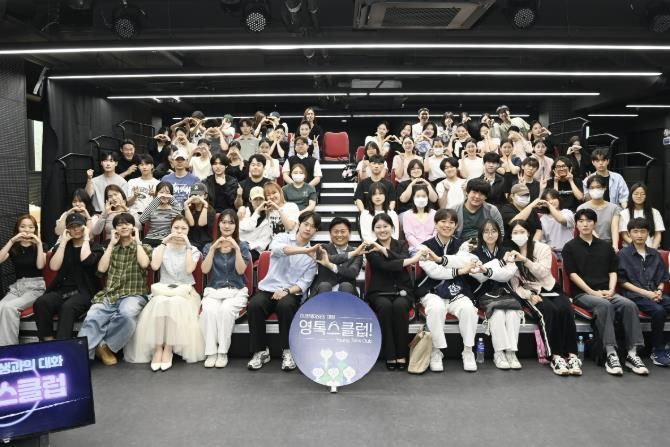 조용익 부천시장이 유한대 학생들과 기념사진 촬영을 하고 있다