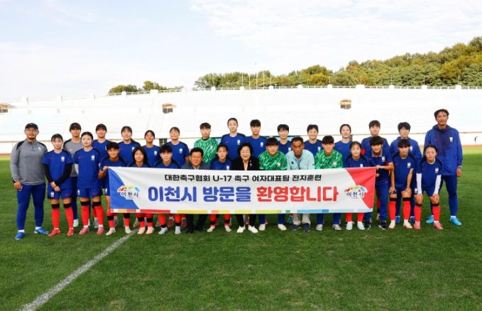 김경희 이천시장, U-17 여자축구대표팀 훈련장 찾아 격려