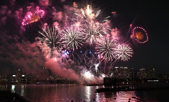 '2025 서울세계불꽃축제'가 27일(토) 오후 여의도한강공원 일대에서 열렸다.