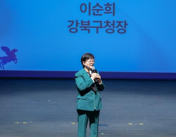 이순희 강북구청장이 지난 24일 강북문화예술회관에서 열린 2025 강북구 민관학 창업포럼에서 인사말을 하고 있다.