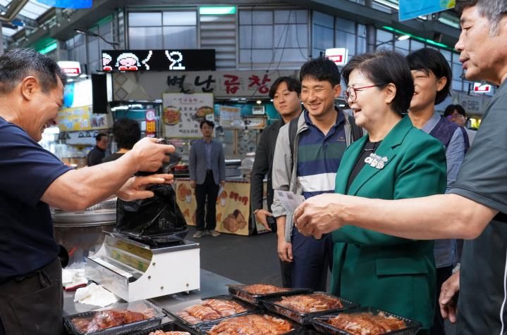 이순희 강북구청장이 관내 전통시장을 방문해 상인들과 소통하고 있다.