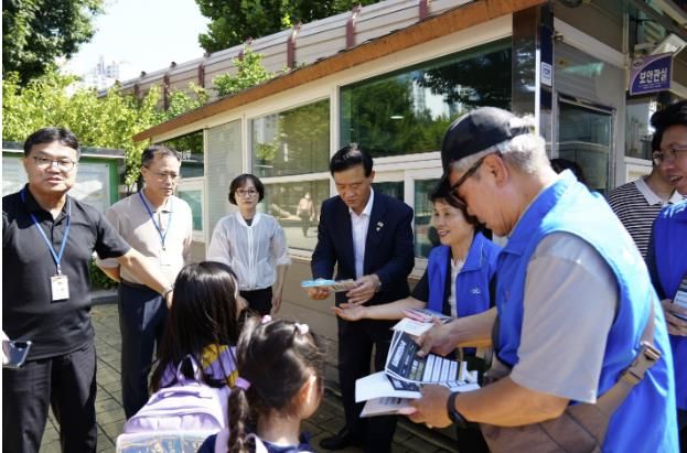 이승로 성북구청장(왼쪽 네 번째)과 관계자들이 숭덕초등학교 정문에서 아동학대, 유괴 예방 캠페인을 벌이고 있다