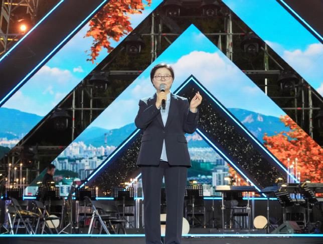 지난 9월 23일에 열린 ‘KBS열린음악회’ 식전행사에서 이순희 강북구청장이 인사 말씀을 하고 있다.