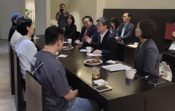 김길성 중구청장과 을지명보골목형상점가 상인들이 간담회를 진행하고 있다.