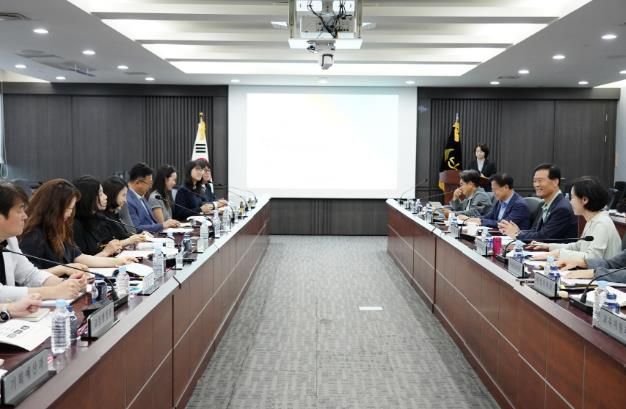 이승로 성북구청장(오른쪽 두 번째)과 관계자들이 아동친화도시 4개년 전략 연구용역 최종 보고회를 진행하고 있다