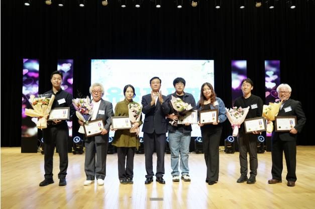 이승로 성북구청장(왼쪽 네 번째)과 표창 수여자들이 기념촬영을 하고 있다