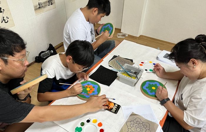 대덕문화관광재단이 대전의 전통 산사인 신흥선원에서 운영한 ‘산사에서 힐링하기’ 프로그램 참여 주민들이 체험을 진행하고 있다.