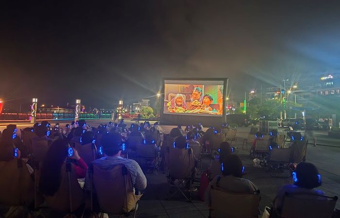 여수시는 지난 4일 소호동동다리 대광장에서 시민과 관광객 100여 명이 참여한 ‘동백 무비 나이트’ 5회차를 끝으로 올해 프로그램을 성황리에 마무리했다.