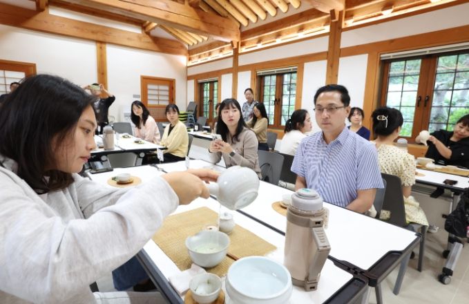 희조 동구청장과 영유아 부모들이 다도와 향 체험을 진행하고 있다.