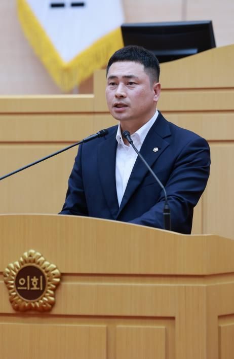 임형석 전남도의원이 10월 15일, 제394회 임시회 제1차 본회의에서 ‘서울대학교 증식원의 지방자치단체 양여 촉구 건의안’에 대한 제안설명을 하고 있다.