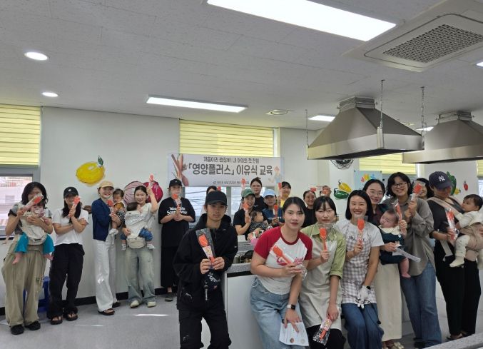 1. 천안시 서북구보건소가 15일 이유식 교육을 진행하고 있다.