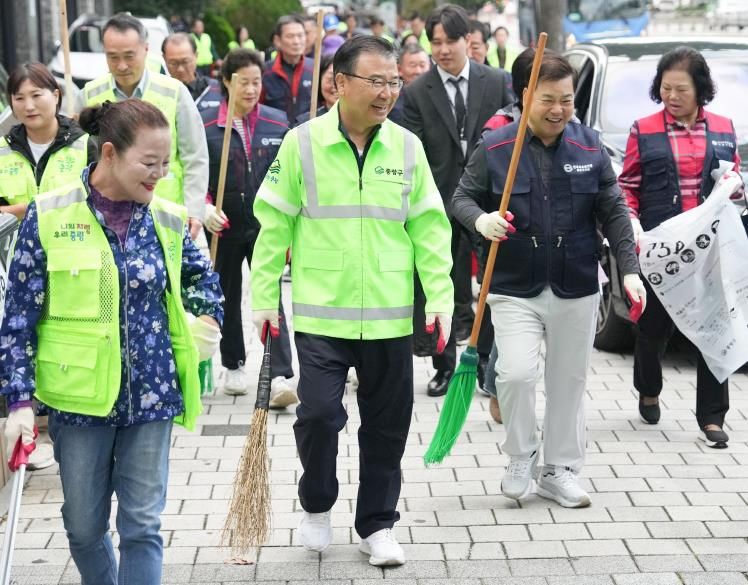 한국자유총연맹과 함께하는 ‘아침 밝히는 골목청소’에 참여한 류경기 중랑구청장