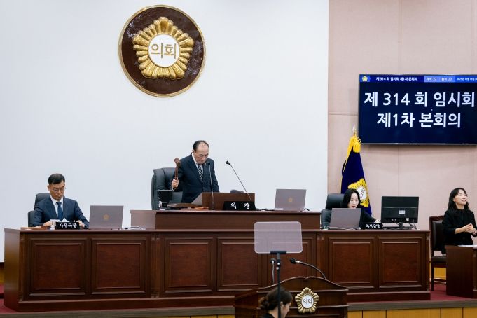 성북구의회 임태근 의장이 제314회 임시회를 주재하고 있는 모습