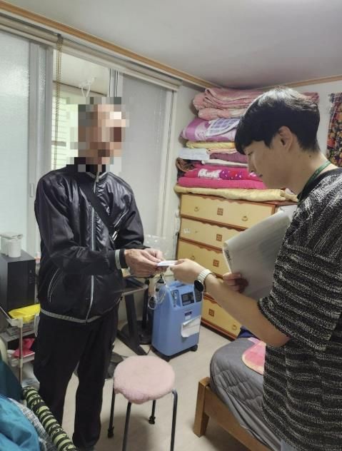 찾아가는 서비스로 지급대상자 및 보호자에게 카드를 전달하는 모습