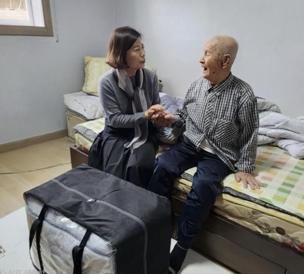 영인면 100세 이상 장수 어르신에게 안부 인사 전하는 모습