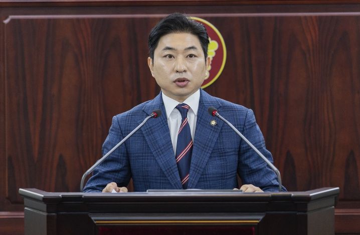 화성특례시의회 김종복 의원이 제245회 임시회 중 제1차 본회의에서 5분 자유발언을 하고 있다.