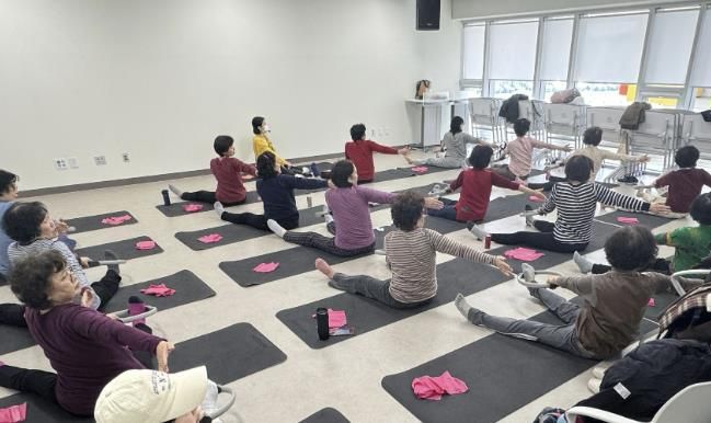 덕풍동 시니어 헬스센터에서 운영한 ‘근력강화·낙상예방 운동교실’ 3기 ‘시니어 소도구 운동’교육 모습