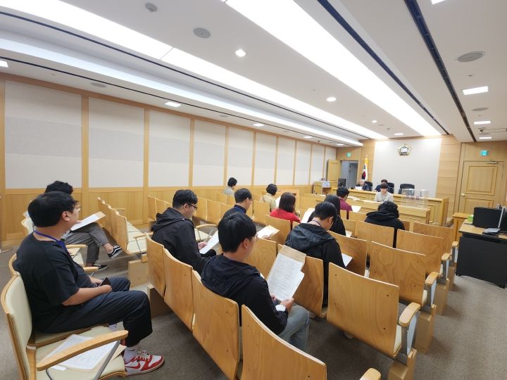 공주시 청년도전지원사업 청년들이 경매 법정에 참관하여 부동산 경매 입찰과정에 대한 설명을 듣고 있다.