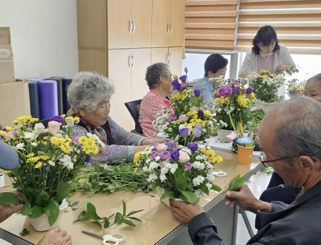 화성특례시 팔탄보건지소 재능기부 프로그램으로 어르신들이 꽂꽂이 활동에 참여하고 있다
