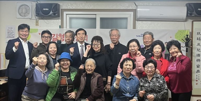 조길형 충주시장, 주민과의 현장 중심 소통 이어가(간담회 기념 단체사진)