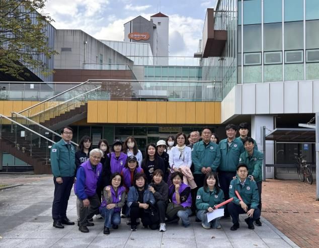 구리시는 지난 20일 토평도서관에서 김천복 안전 도시국장 주재 ‘2025년 구리시 주민 참여형 지진대피 훈련’을 실시했다.