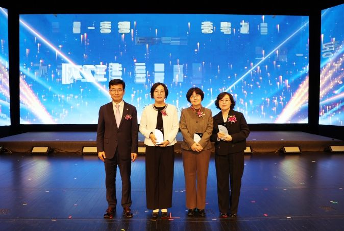 왼쪽부터 왼쪽부터 윤건영 교육감, 이복섬 수석교사, 이경희 교사, 이경하 교사