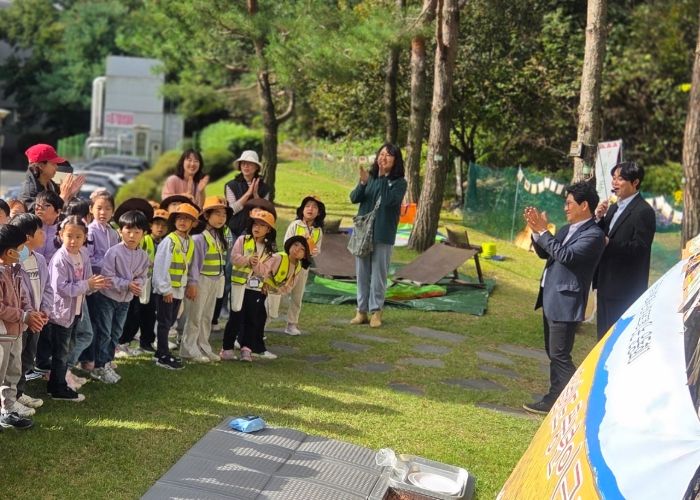 화성특례시, 논 산책 프로그램 일환으로 전국 1등 쌀 ‘수향미’ 추수체험 운영