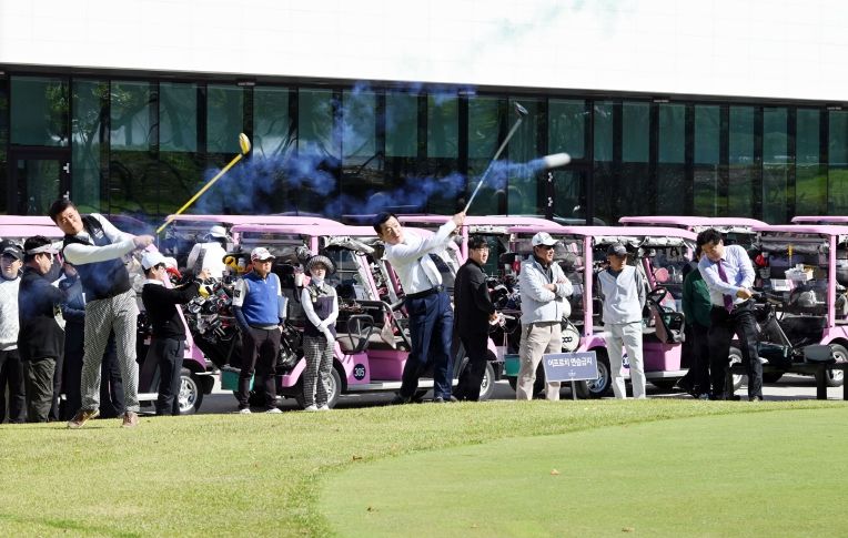 - 27일 단장면 에스파크컨트리클럽에서 열린 제30회 밀양시장배 시민골프대회에서 내빈들이 시타를 하고 있다.