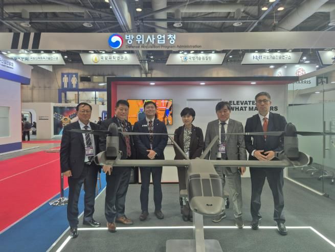 우주항공국장, BELL TEXTRON 부스 방문