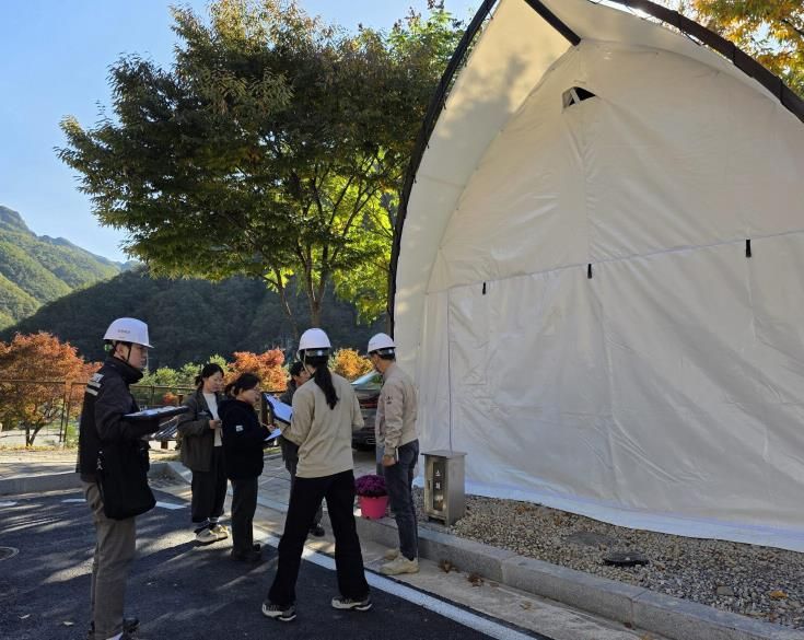 수원시 관계자들이 청량산 수원캠핑장에서 위험성 평가를 하고 있다.