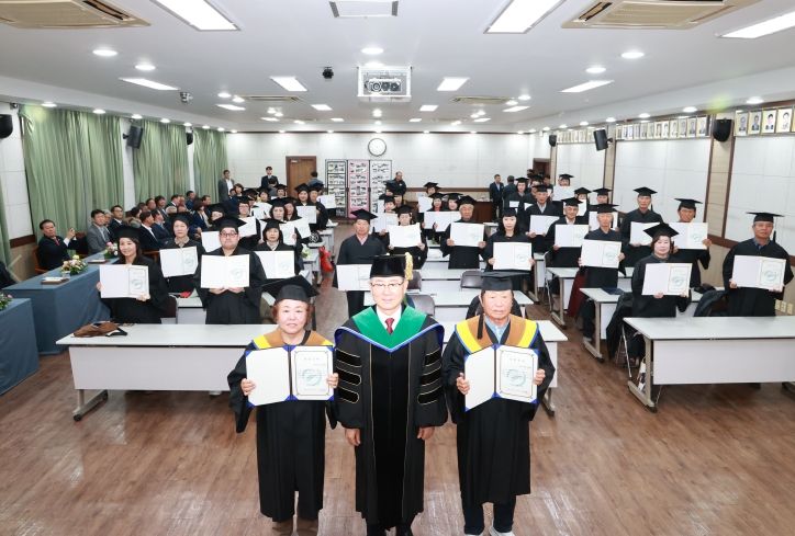 의령군, 제17기 농업인대학 졸업식.