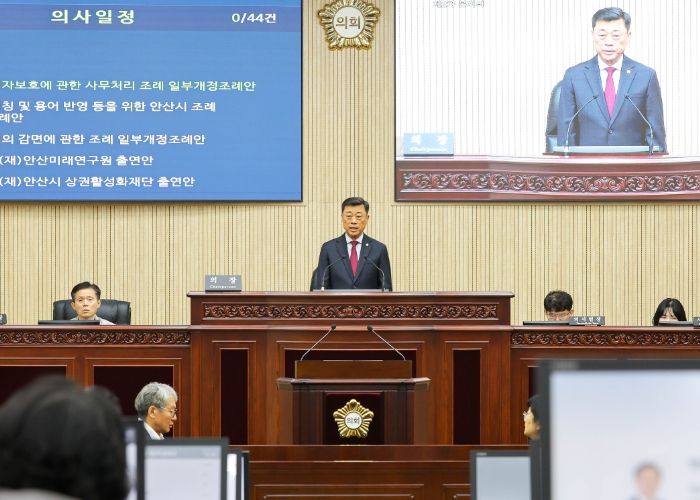 안산시의회가 31일 김재국 부의장의 주재로 열린 제299회 임시회 제2차 본회의를 끝으로 제299회 임시회 의사일정을 마무리했다. 사진은 이날 본회의 중 한 장면.