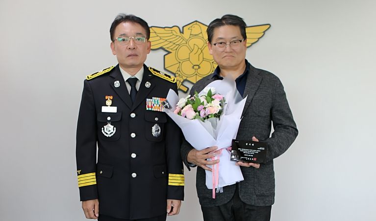 대전소방본부 우수 구급지도의사에 감사패 수여-김문용 소방본부장과 박성수 교수