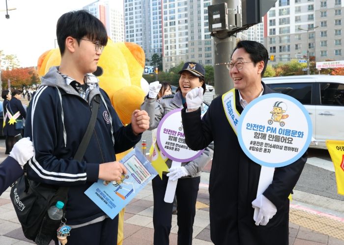 정명근 화성특례시장 및 관계자들이 4일 개인형 이동장치 교통안전 캠페인을 하고 있다