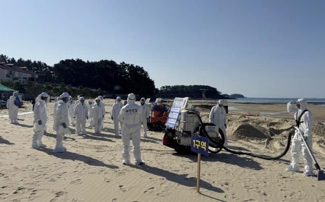4일 천리포 해수욕장에서 진행된 해안방제 훈련 모습.