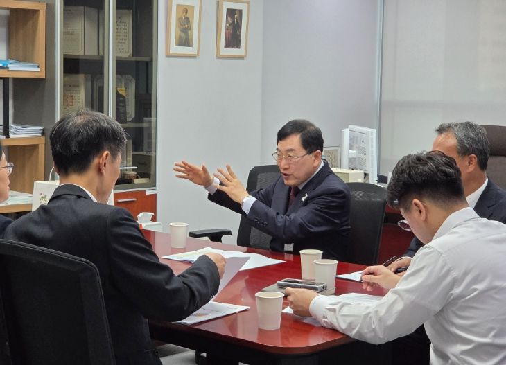주낙영 경주시장이 4일 국회를 방문해 예결위 한병도 위원장을 비롯한 7명의 의원들을 차례로 만나 내년도 국비 지원을 요청하고 있다