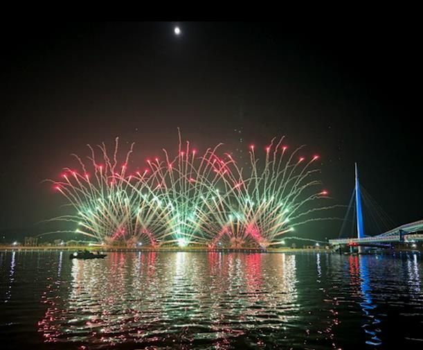 창원시, 제25회 마산가고파국화축제, 불꽃쇼로 가을밤 수 놓았다