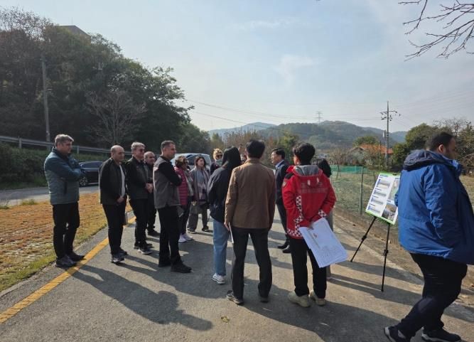 튀르키예 정부 대표단 산직동 산불 피해 복구 사업지 방문 장면