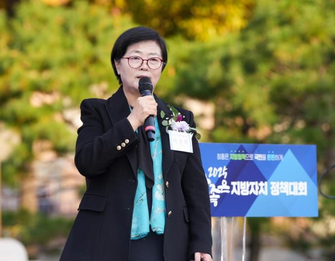 이순희 강북구청장이 ‘2025 참좋은 지방자치 정책대회’에서 우수정책 발표를 하고 있다.