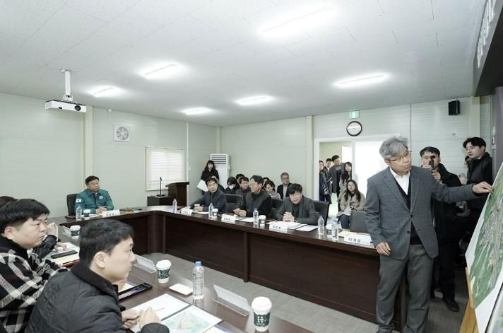 신상진 성남시장이 10일 복정1지구 조성사업 현장을 방문해 복정1지구 조성공사 전반에 대한 현황을 브리핑받고 있다